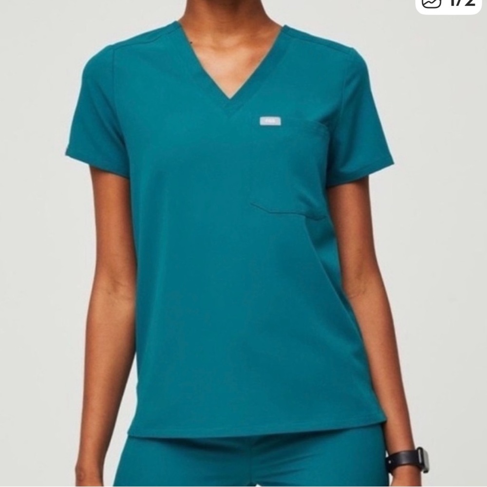 FIGS WOMEN’S CATARINA ONE POCKET SCRUB TOP